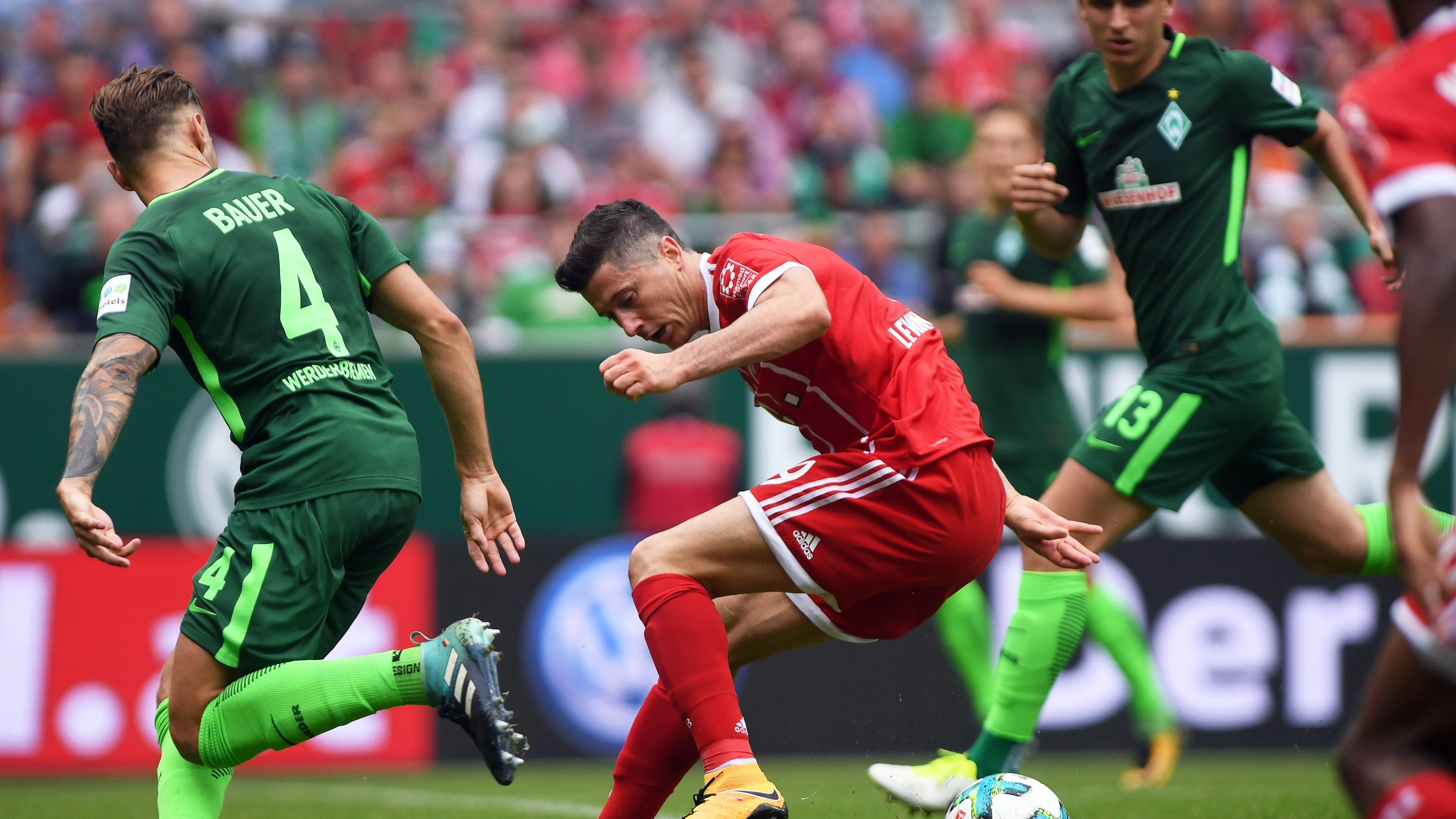 Lewandowski ante el Bremen Lewandowski ante el Bremen