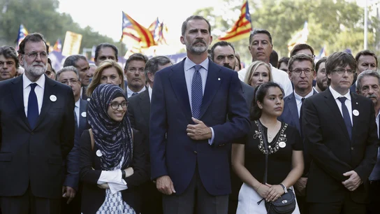 El rey Felipe VI, junto al presidente del Gobierno, Mariano Rajoy, y el presidente de la Generalitat, Carles Puigdemont en la cabecera de la manifestación El rey Felipe VI, junto al presidente del Gobierno, Mariano Rajoy, y el presidente de la Generalitat, Carles Puigdemont en la cabecera de la manifestación