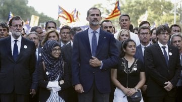 El rey Felipe VI, junto al presidente del Gobierno, Mariano Rajoy, y el presidente de la Generalitat, Carles Puigdemont en la cabecera de la manifestación
