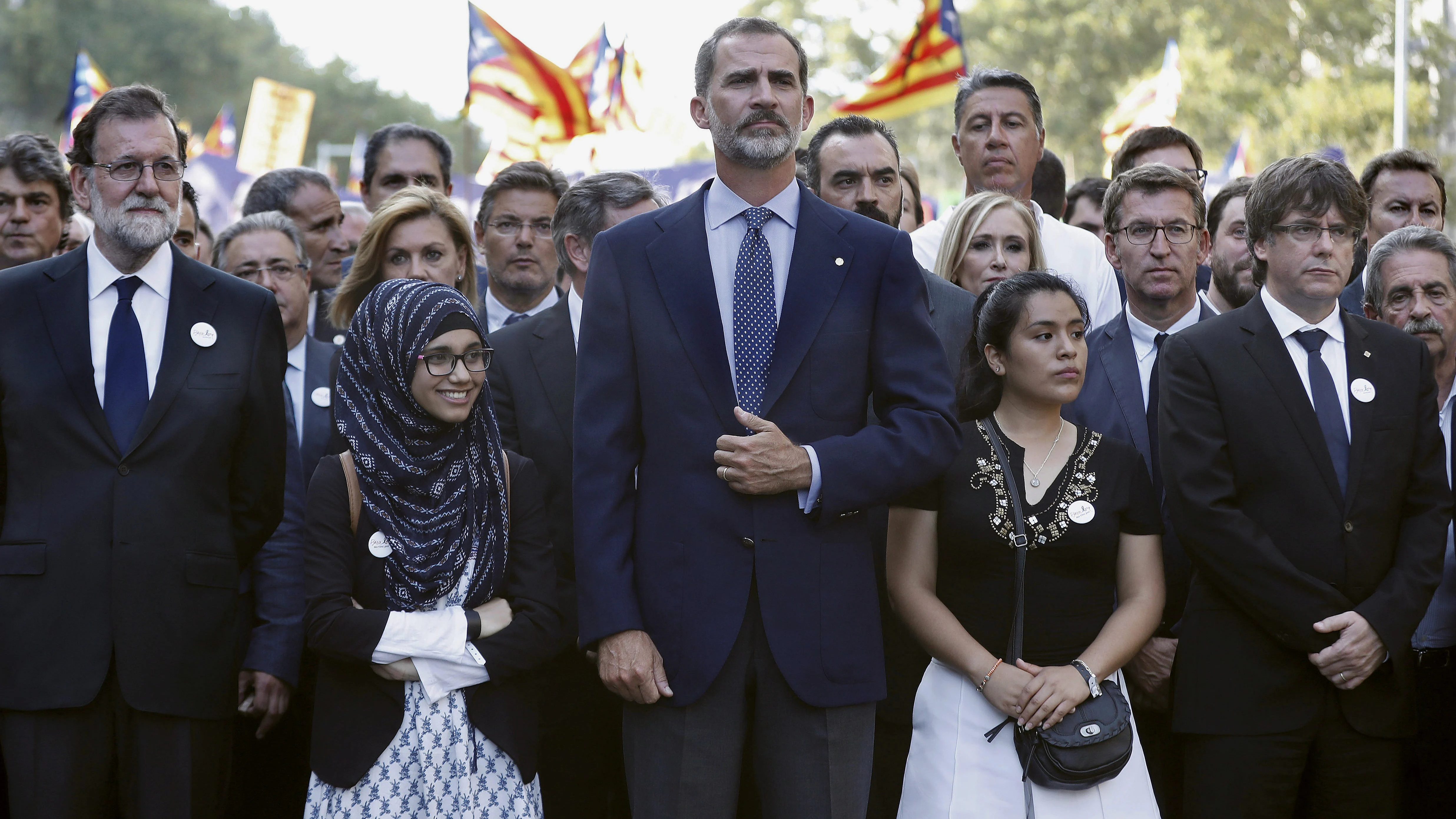 El rey Felipe VI, junto al presidente del Gobierno, Mariano Rajoy, y el presidente de la Generalitat, Carles Puigdemont en la cabecera de la manifestación