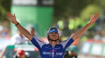 Julian Alaphilippe celebra su triunfo en la Vuelta a España