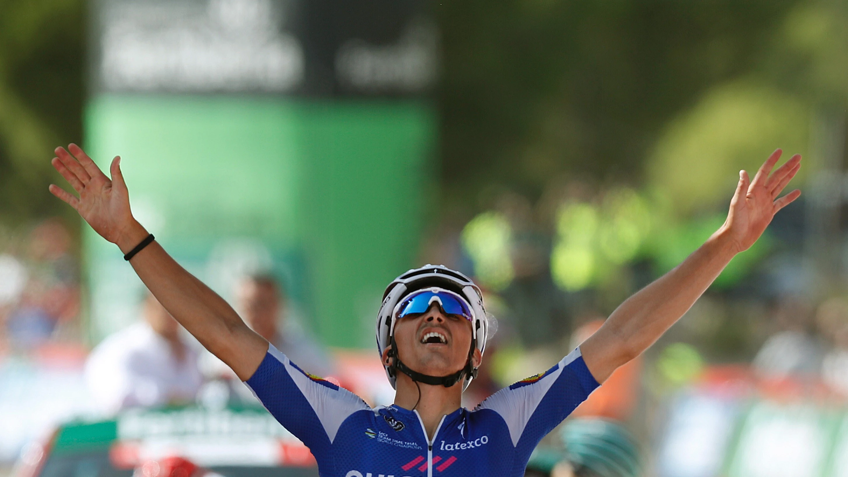 Julian Alaphilippe celebra su triunfo en la Vuelta a España