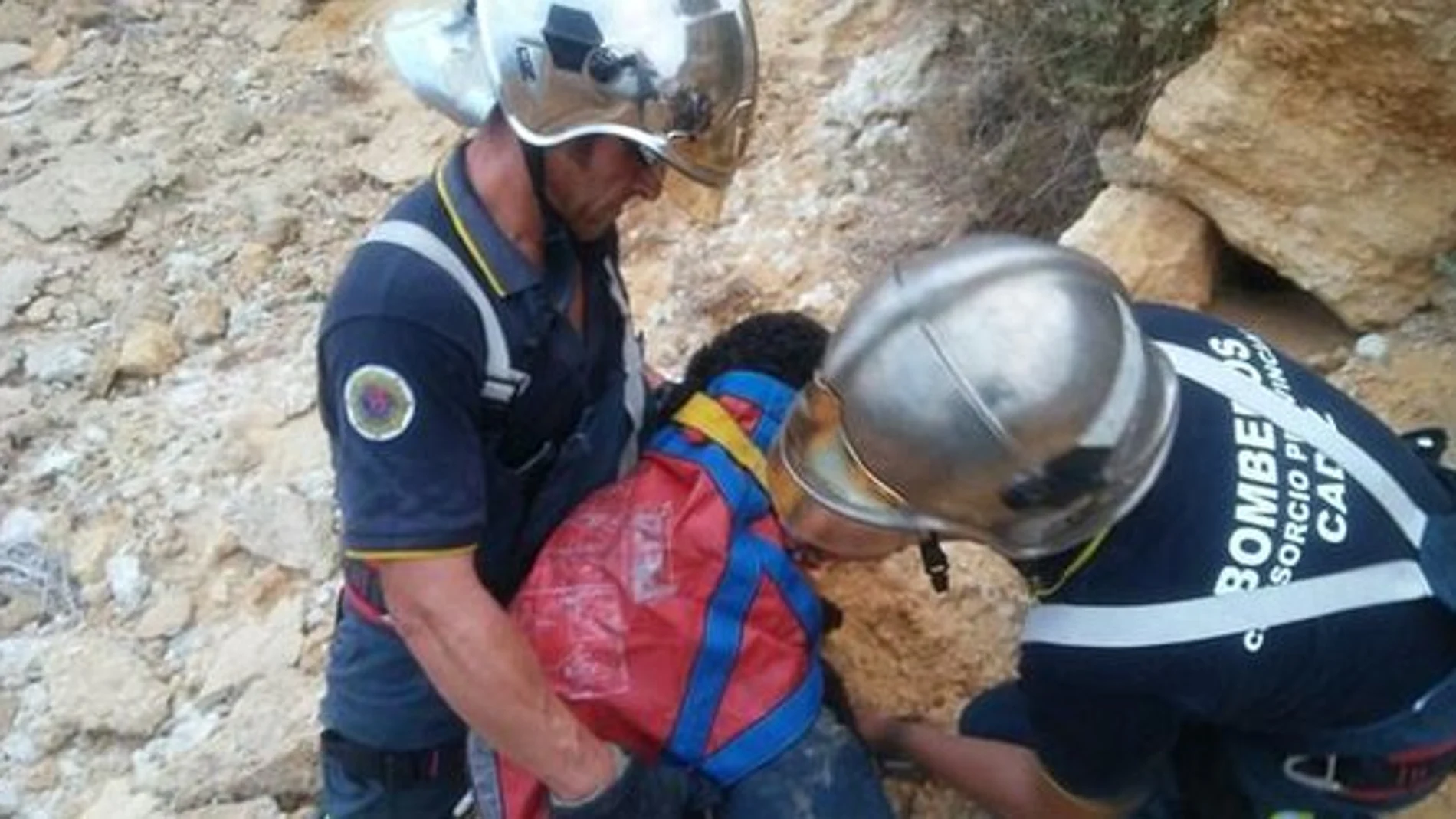 Los bomberos de Cádiz tras lograr rescatar al perro que cayó por un acantilado