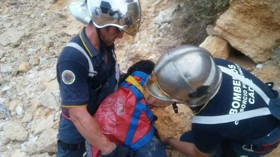 Los bomberos de Cádiz tras lograr rescatar al perro que cayó por un acantilado