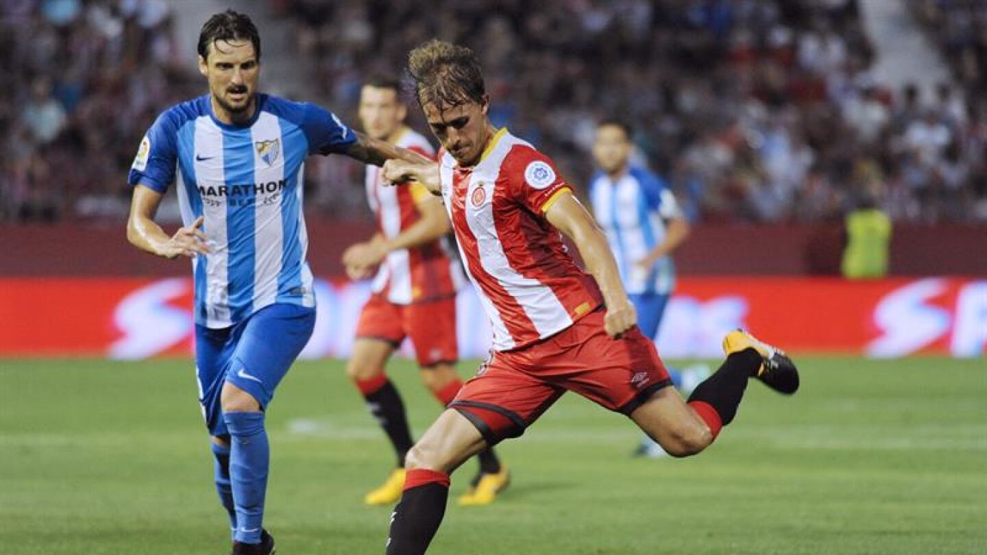 Muniesa conduce el bal&oacute;n ante el M&aacute;laga