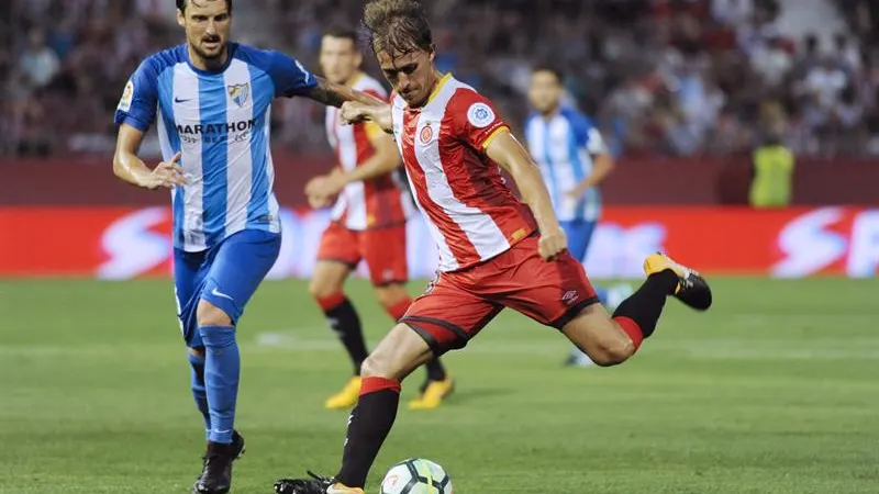 Muniesa conduce el balón ante el Málaga