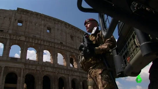 Un militar hace guardia frente al Coliseo de Roma Un militar hace guardia frente al Coliseo de Roma