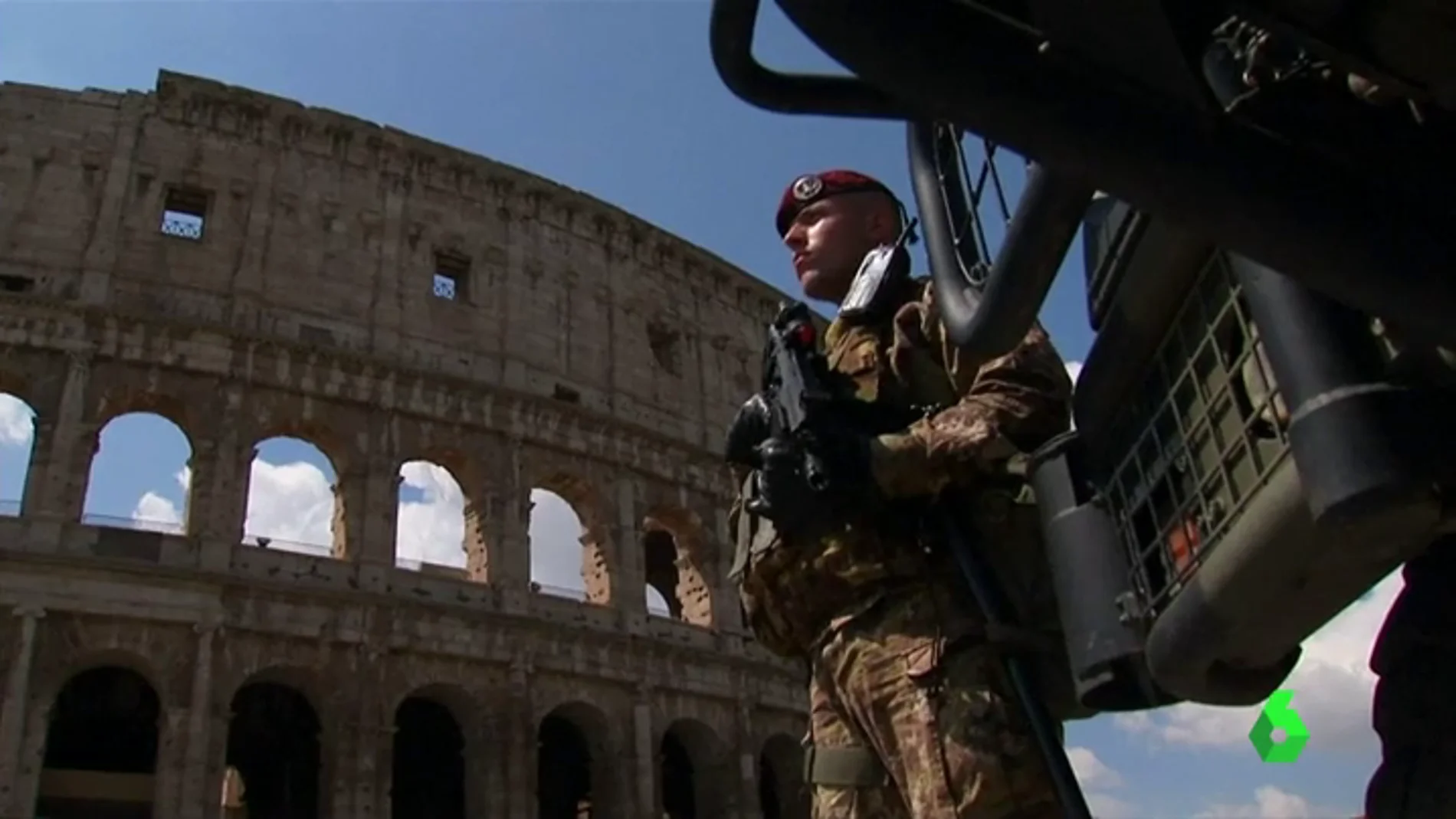 Un militar hace guardia frente al Coliseo de Roma