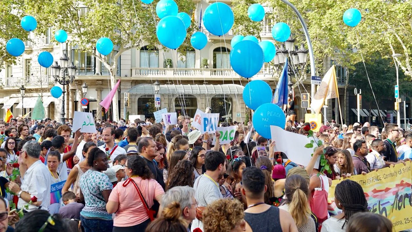 Miles de personas acuden a la manifestación contra el terrorismo en Barcelona Miles de personas acuden a la manifestación contra el terrorismo en Barcelona