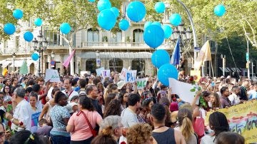 Miles de personas acuden a la manifestación contra el terrorismo en Barcelona