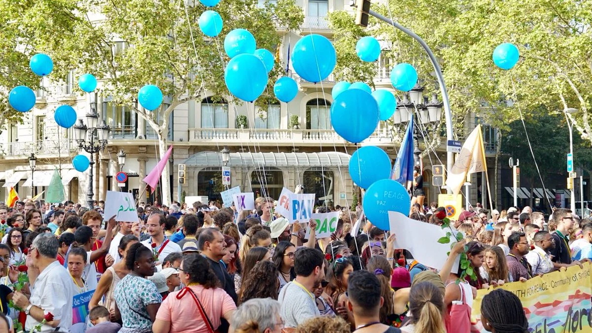 Miles de personas acuden a la manifestación contra el terrorismo en Barcelona