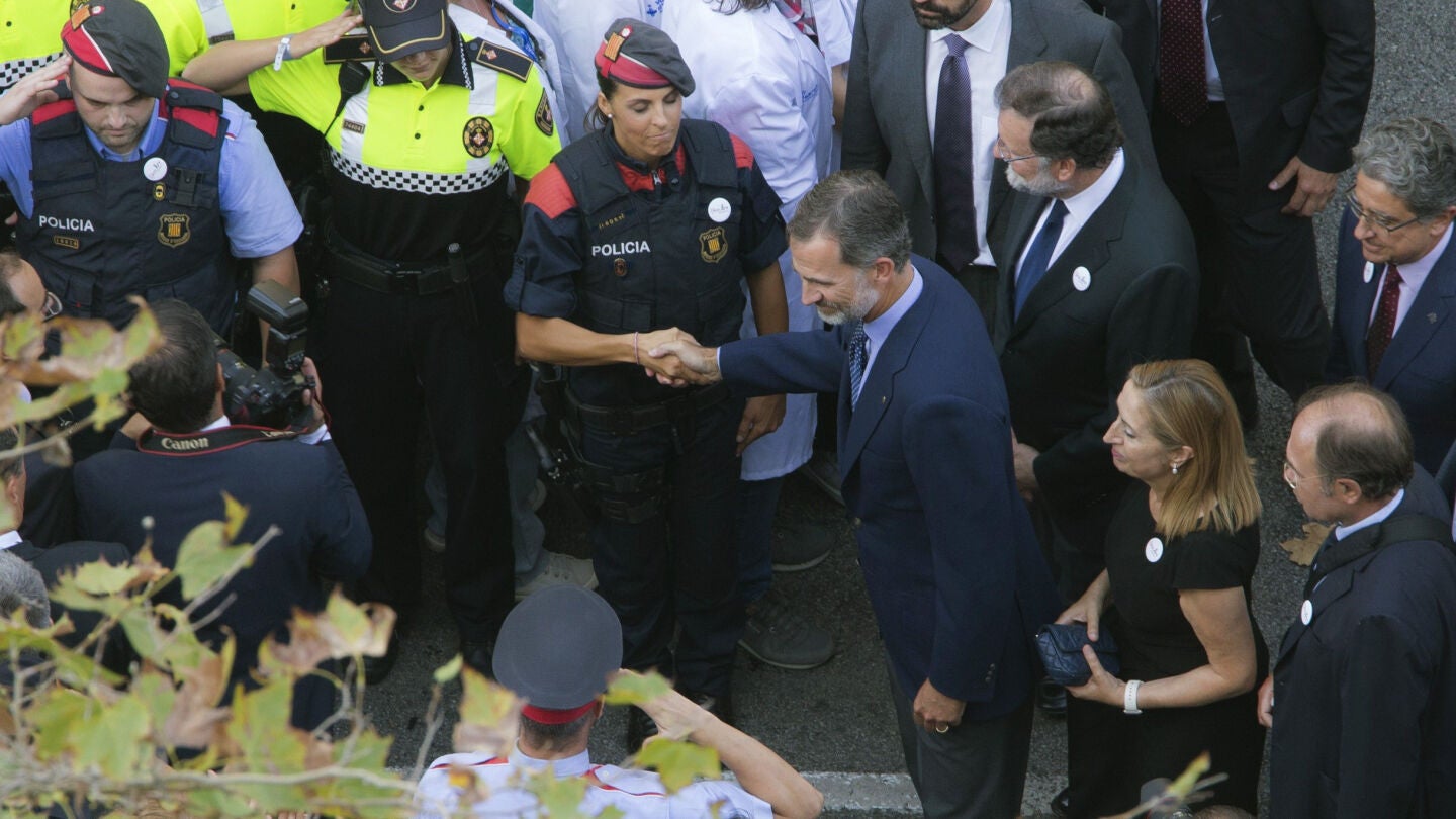 Felipe VI saluda a los Mossos d'Esquadra en su llegada a la manifestaci&oacute;n