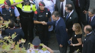 Felipe VI saluda a los Mossos d'Esquadra en su llegada a la manifestación