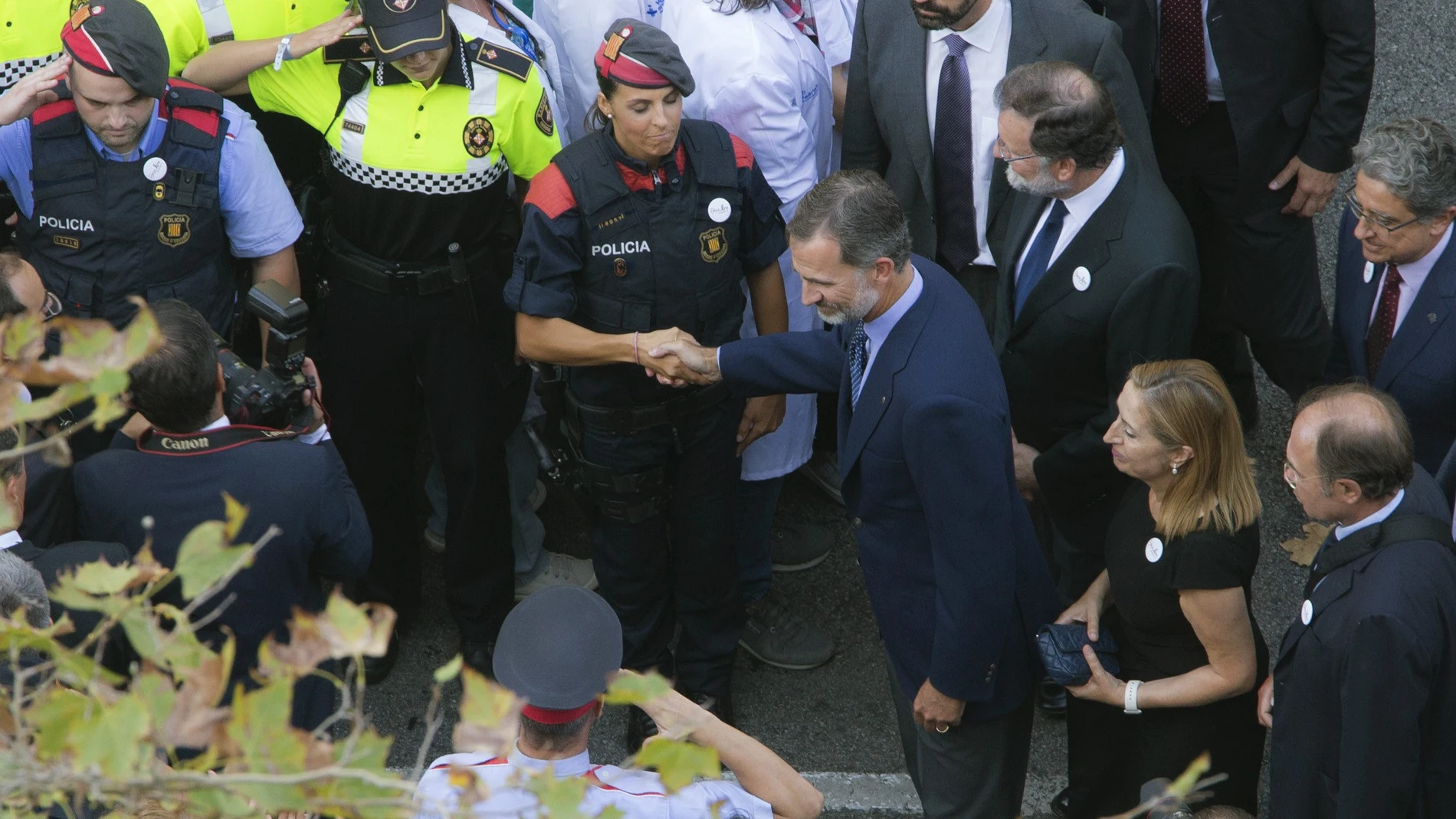 Felipe VI saluda a los Mossos d'Esquadra en su llegada a la manifestación