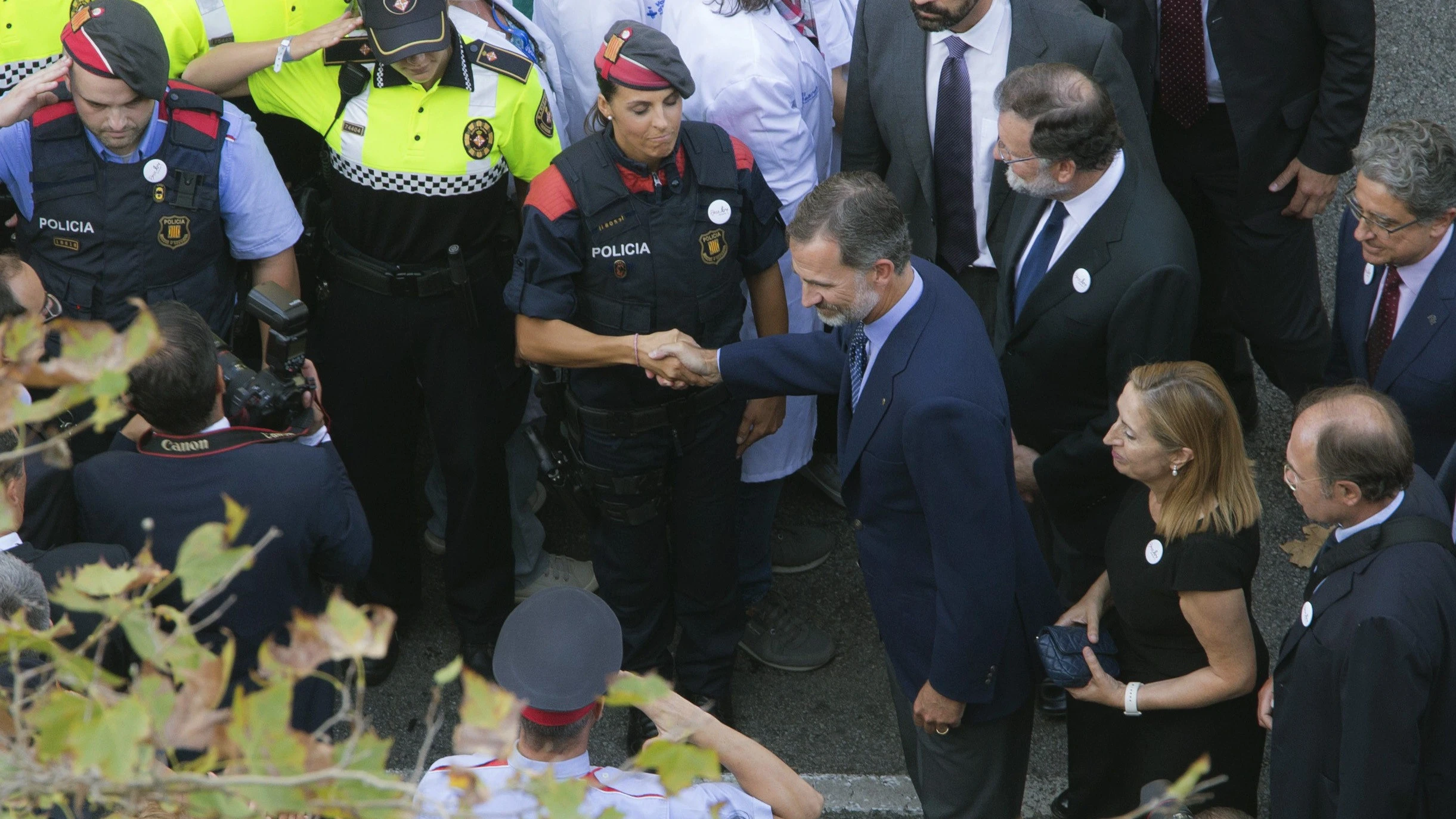 Felipe VI saluda a los Mossos d'Esquadra en su llegada a la manifestación