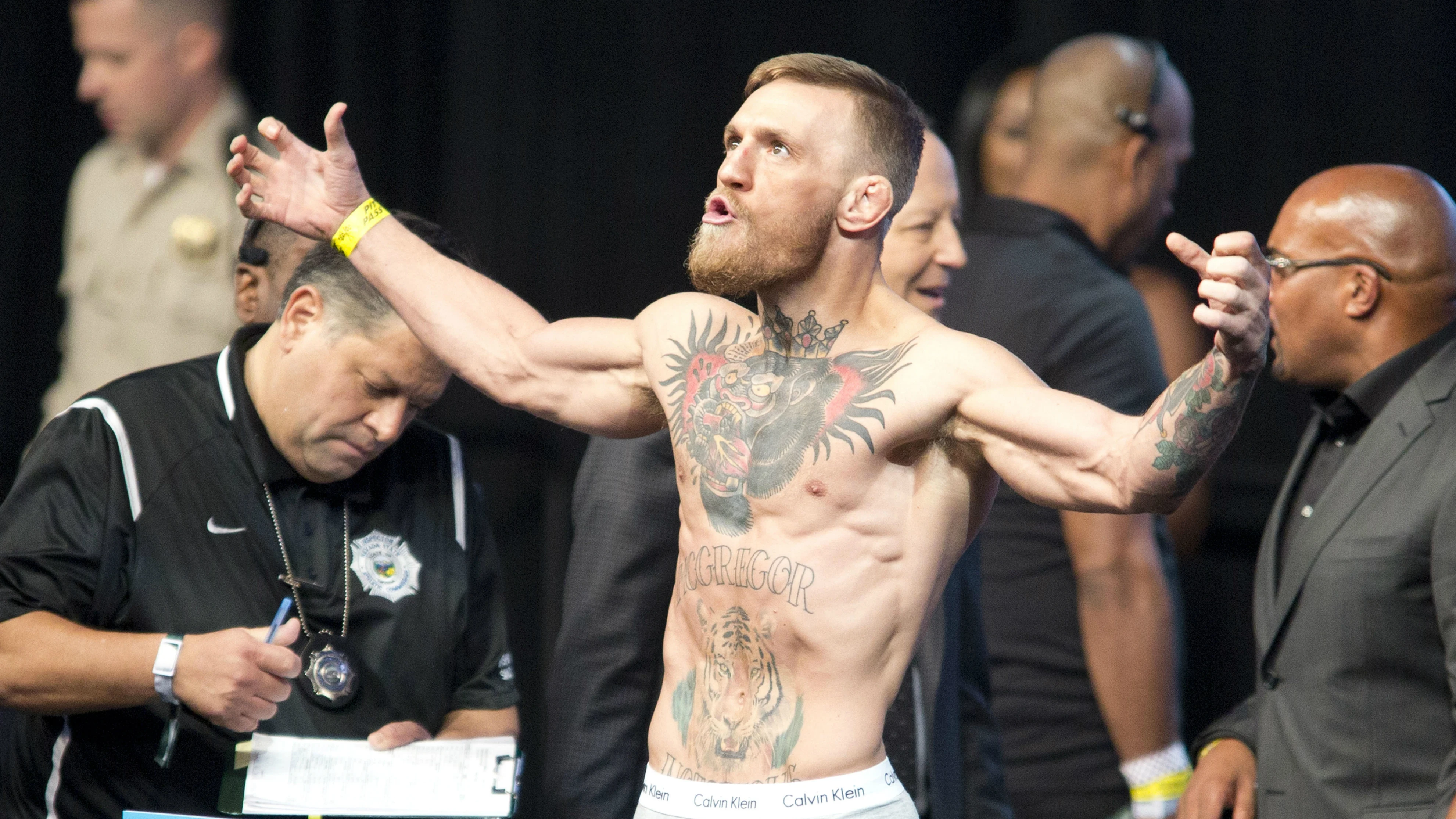 McGregor 'provoca' a Mayweather en el pesaje