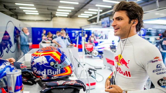Carlos Sainz, en el garaje de Toro Rosso Carlos Sainz, en el garaje de Toro Rosso