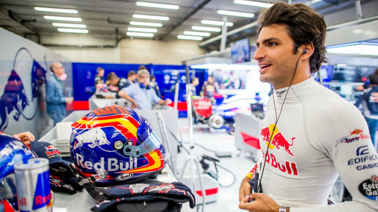 Carlos Sainz, en el garaje de Toro Rosso