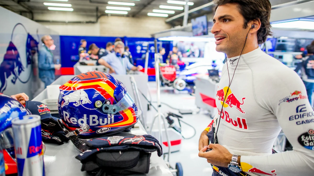 Carlos Sainz, en el garaje de Toro Rosso