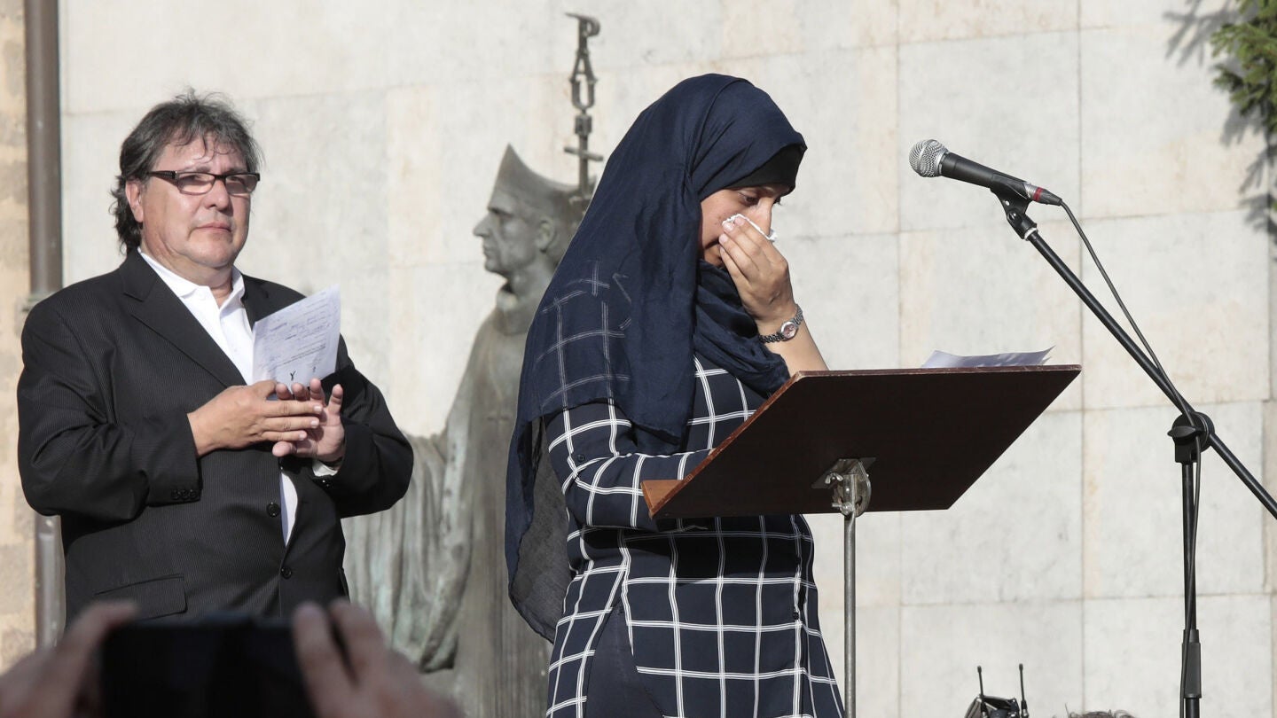 Haifa Oukabir en la manifestaci&oacute;n de Ripoll