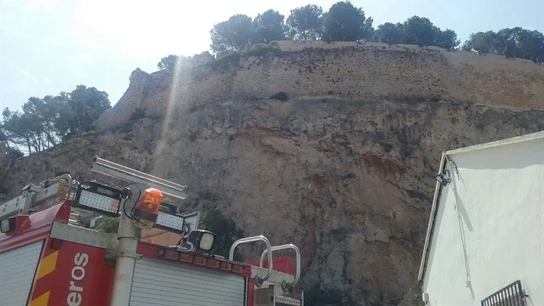 La mujer y su bebé han caído desde unos 50 metros en el castillo de Dénia La mujer y su bebé han caído desde unos 50 metros en el castillo de Dénia