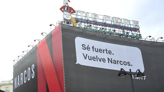 Cartel publicitario de la serie 'Narcos' en la Puerta del Sol de Madrid Cartel publicitario de la serie 'Narcos' en la Puerta del Sol de Madrid