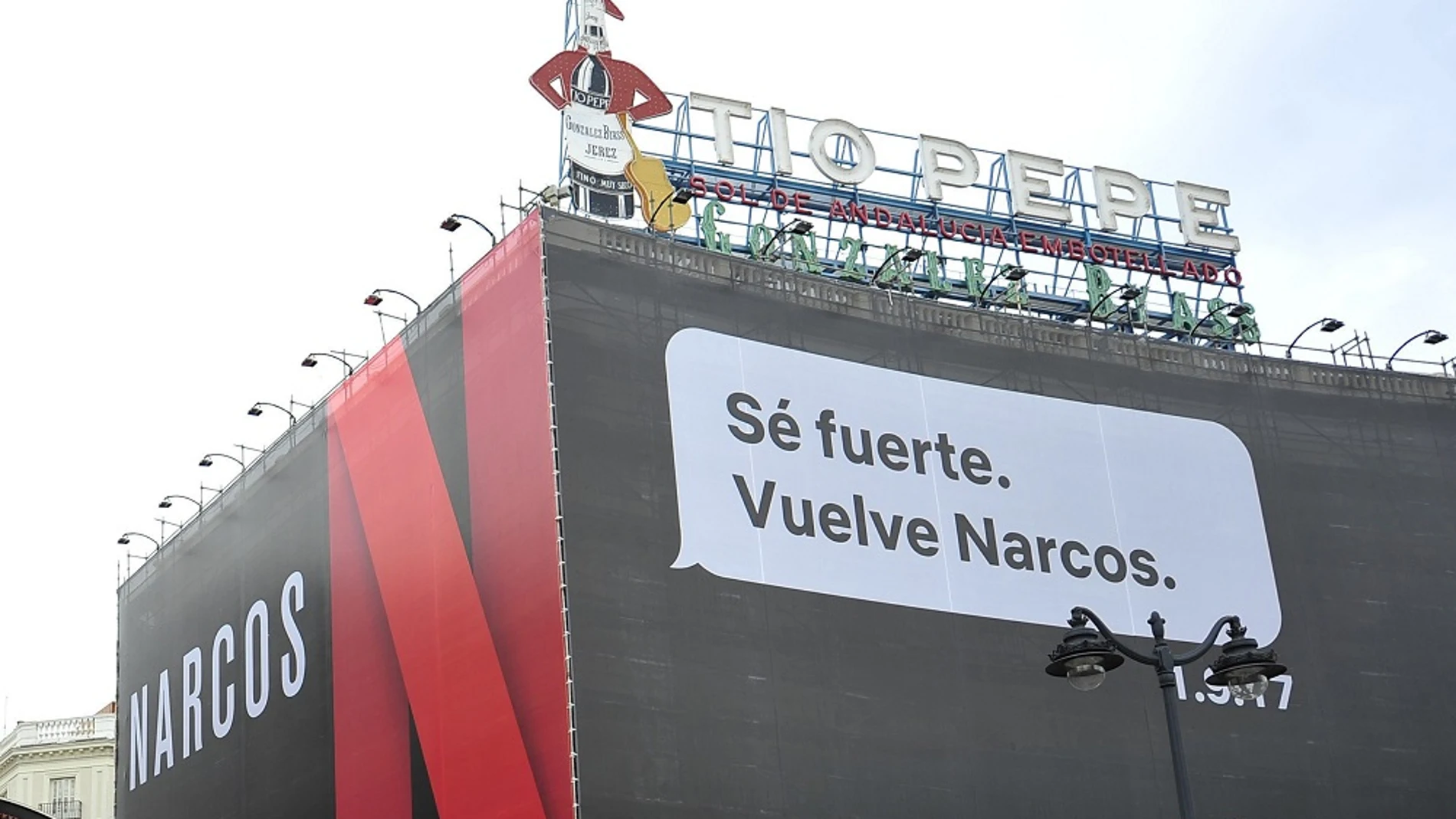 Cartel publicitario de la serie 'Narcos' en la Puerta del Sol de Madrid