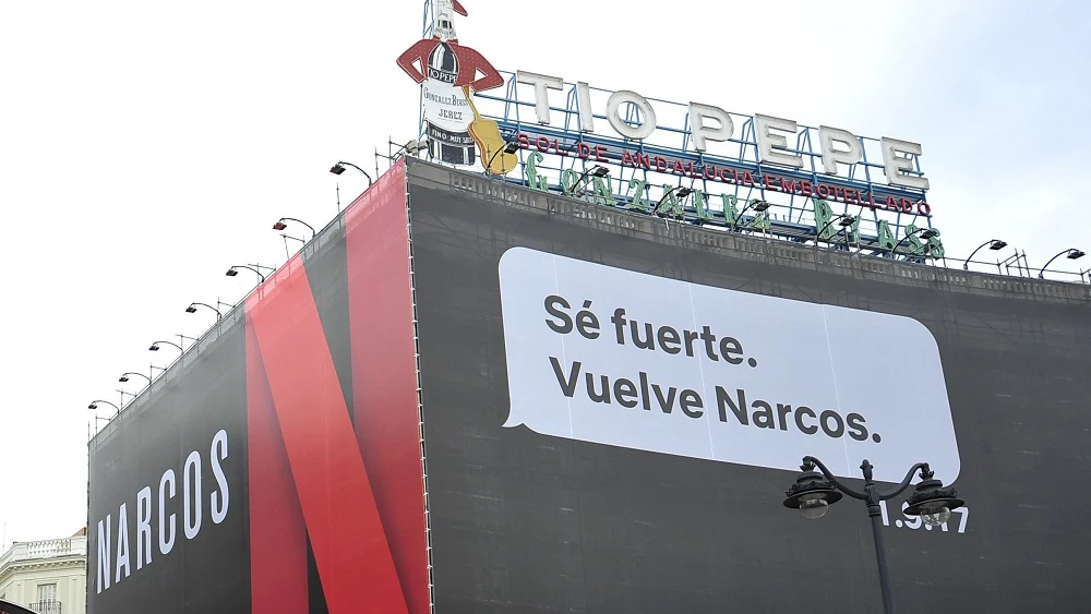 Cartel publicitario de la serie 'Narcos' en la Puerta del Sol de Madrid