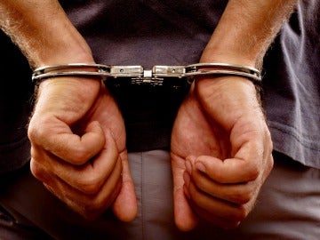 Un hombre detenido con esposas Un hombre detenido con esposas