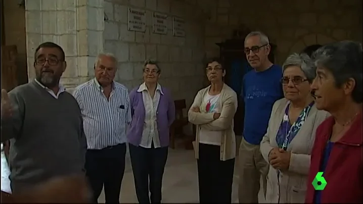 Algunos curas y monjas del pueblo en la iglesia