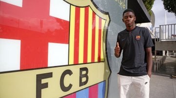 Dembélé posa con el escudo del Barcelona