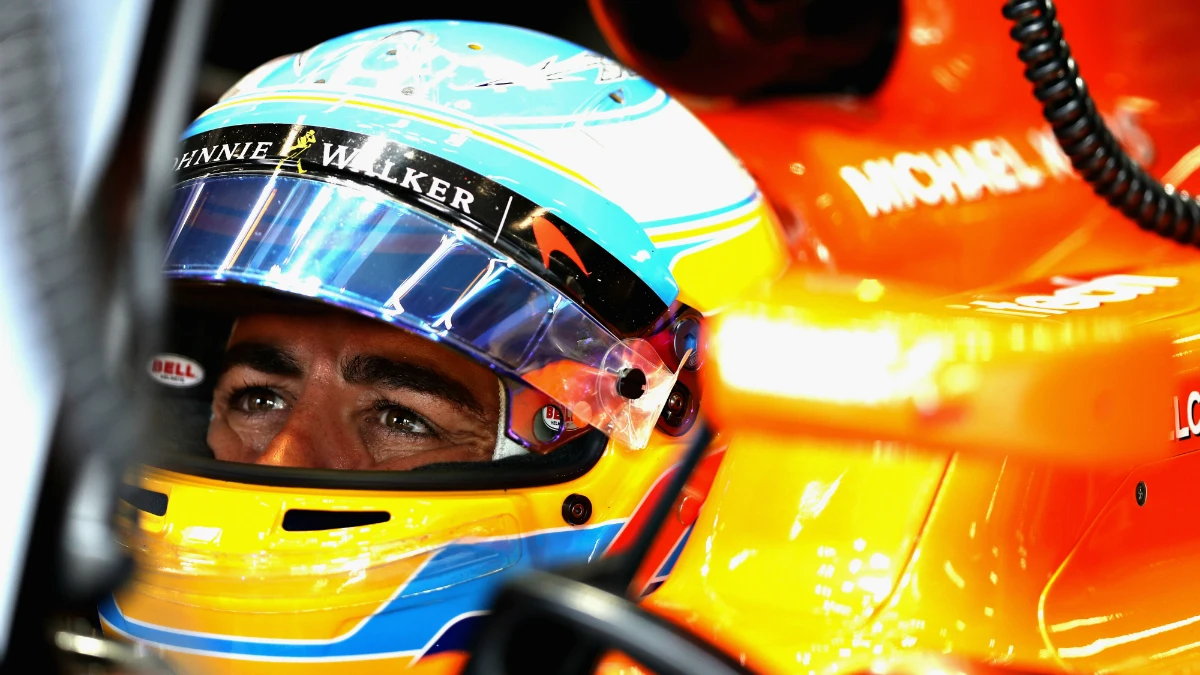 Fernando Alonso, en el cockpit del MCL32