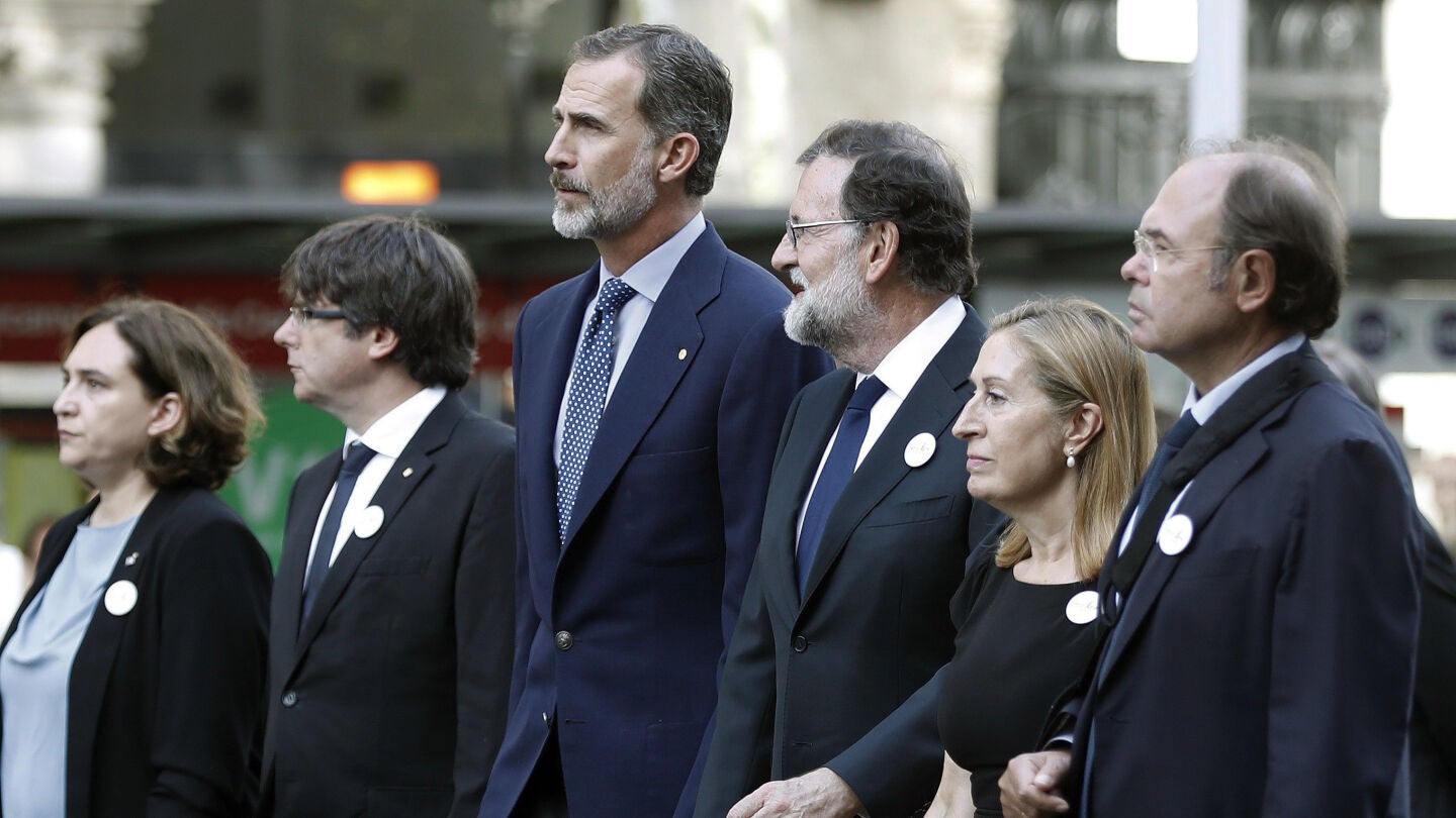 Felipe VI junto a Rajoy, Puigdemont, Colau, Ana Pastor y P&iacute;o Garc&iacute;a-Escudero, en Barcelona 