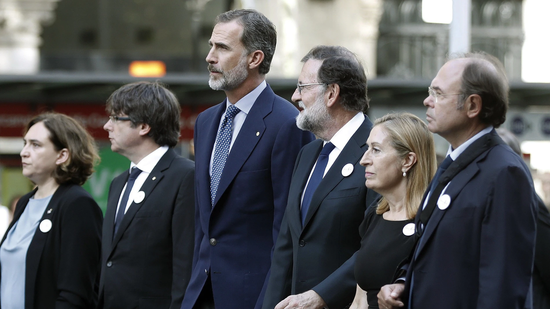 Felipe VI junto a Rajoy, Puigdemont, Colau, Ana Pastor y Pío García-Escudero, en Barcelona 