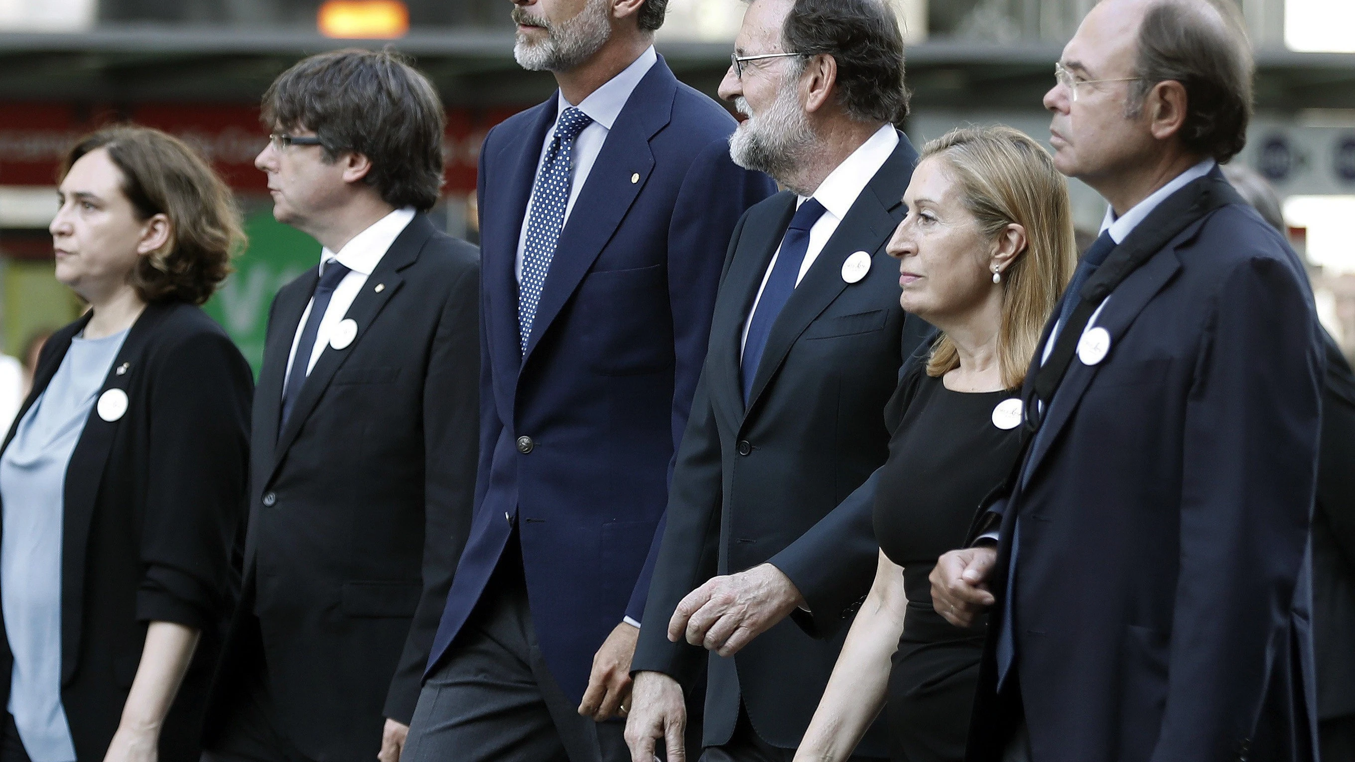 Felipe VI junto a Rajoy, Puigdemont, Colau, Ana Pastor y Pío García-Escudero, en Barcelona 