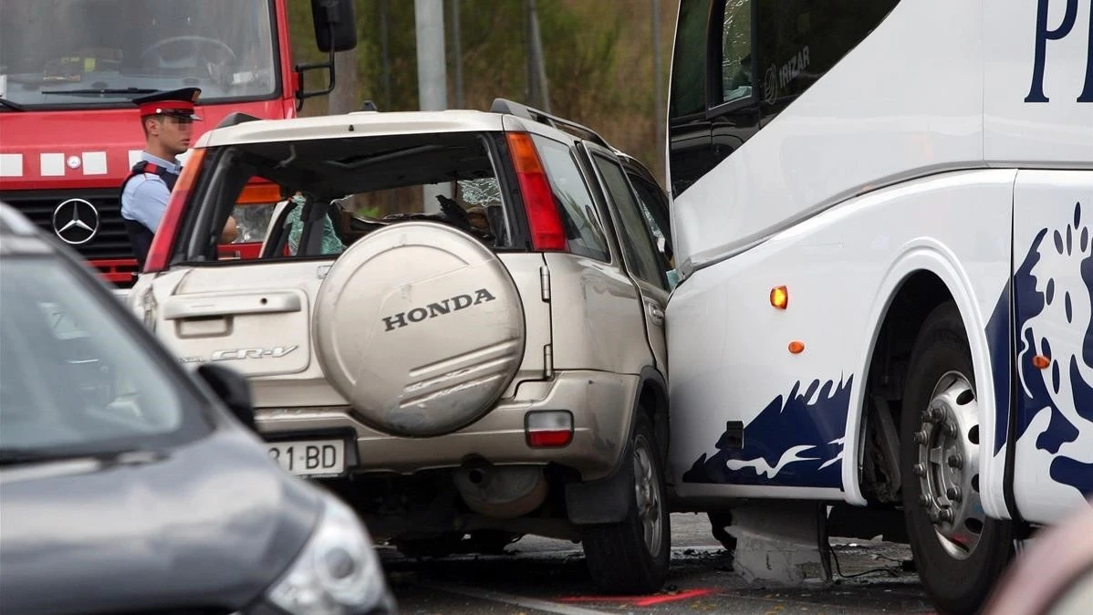 Vista del vehículo todoterreno que ha chocado frontalmente con un autocar de línea regular en Salou Vista del vehículo todoterreno que ha chocado frontalmente con un autocar de línea regular en Salou