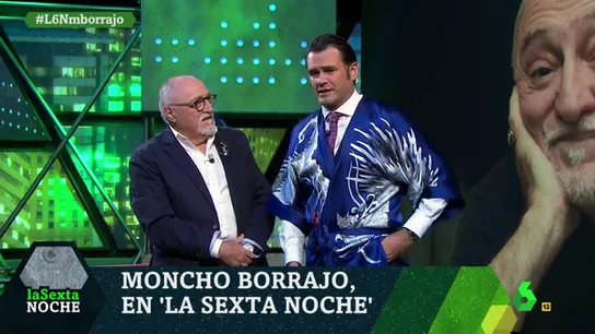 Iñaki López posa con el kimono que le regala Moncho Borrajo Iñaki López posa con el kimono que le regala Moncho Borrajo