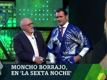 Iñaki López posa con el kimono que le regala Moncho Borrajo Iñaki López posa con el kimono que le regala Moncho Borrajo