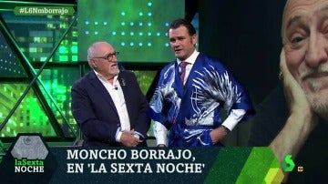 Iñaki López posa con el kimono que le regala Moncho Borrajo
