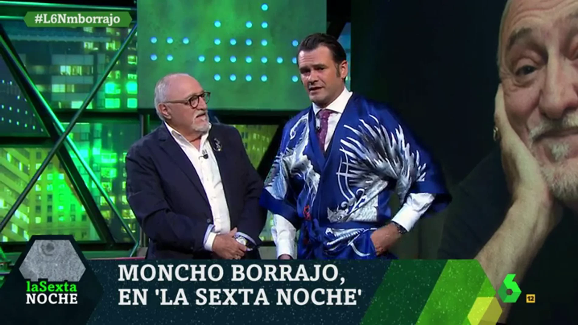 Iñaki López posa con el kimono que le regala Moncho Borrajo