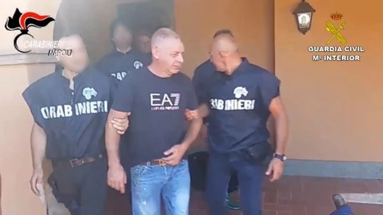 Momento de la detención de Giuseppe Simioli, alias "Peruociolo" Momento de la detención de Giuseppe Simioli, alias "Peruociolo"