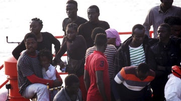 Llegada al puerto de Tarifa de una de las embarcaciones que han sido rescatadas por Salvamento Marítimo cuando intentaban alcanzar las costas españolas