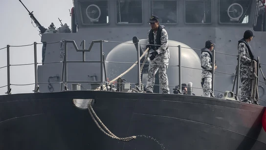 Marines a bordo del patrullero Republic of Singapore Navy (RSN) RSS Brave el pasado jueves durante la búsqueda de los marinos desaparecidos tras el choque del destructor USS John S. McCain contra un carguero cerca de Singapur. Marines a bordo del patrullero Republic of Singapore Navy (RSN) RSS Brave el pasado jueves durante la búsqueda de los marinos desaparecidos tras el choque del destructor USS John S. McCain contra un carguero cerca de Singapur.