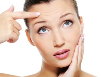 Una mujer se toca las arrugas