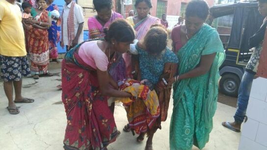 La joven de 17 a&ntilde;os junto al beb&eacute; ayudada por los vecinos