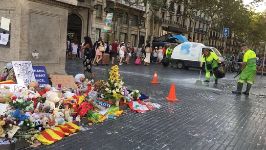 El Ayuntamiento de Barcelona retira de La Rambla los homenajes a las víctimas de los atentados El Ayuntamiento de Barcelona retira de La Rambla los homenajes a las víctimas de los atentados