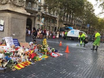 El Ayuntamiento de Barcelona retira de La Rambla los homenajes a las víctimas de los atentados El Ayuntamiento de Barcelona retira de La Rambla los homenajes a las víctimas de los atentados
