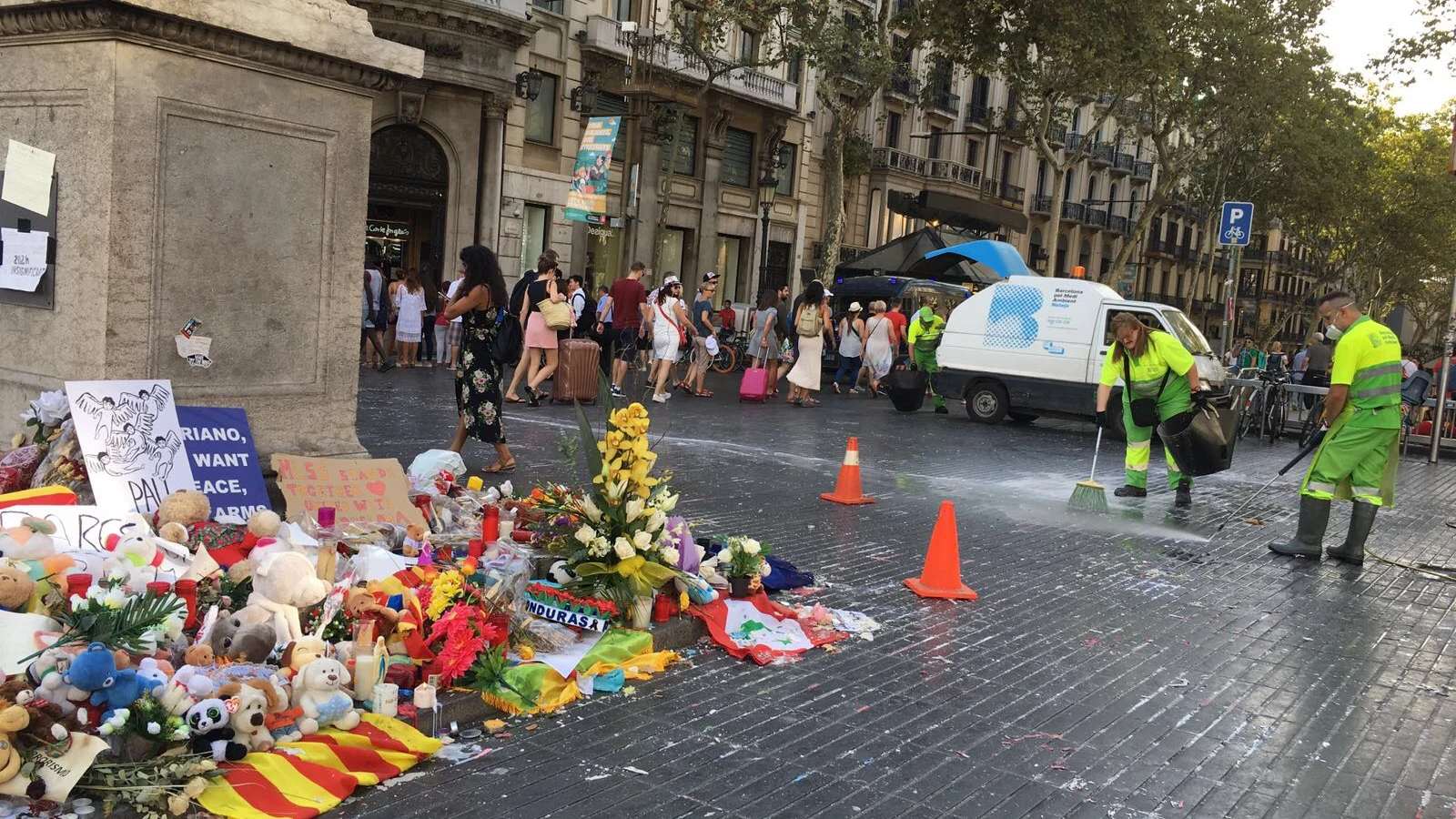 El Ayuntamiento de Barcelona retira de La Rambla los homenajes a las víctimas de los atentados