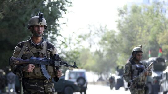 iembros de las Fuerzas de Seguridad patrullan los alrededores del lugar de un atentado el pasado viernes
