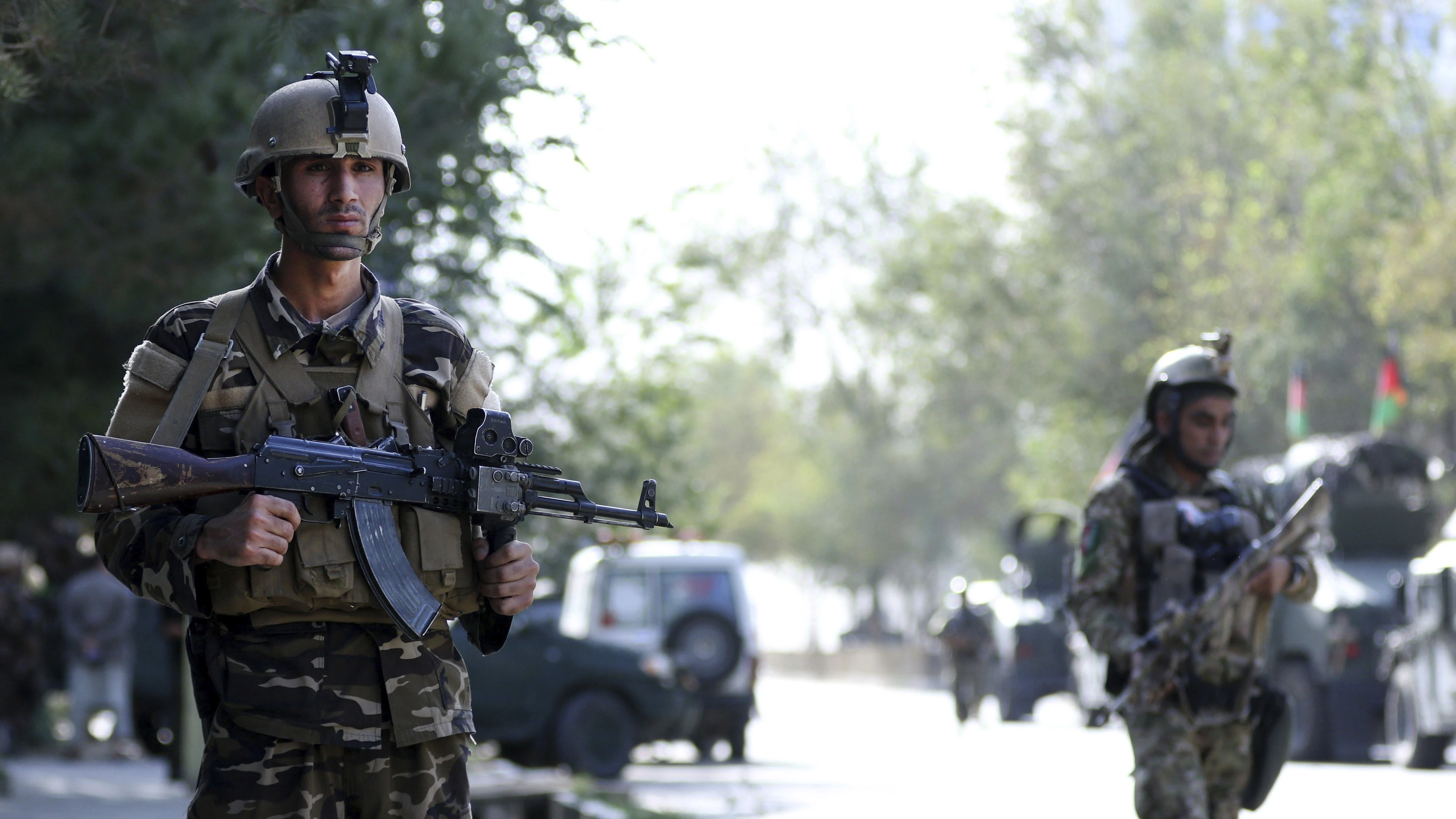 iembros de las Fuerzas de Seguridad patrullan los alrededores del lugar de un atentado el pasado viernes